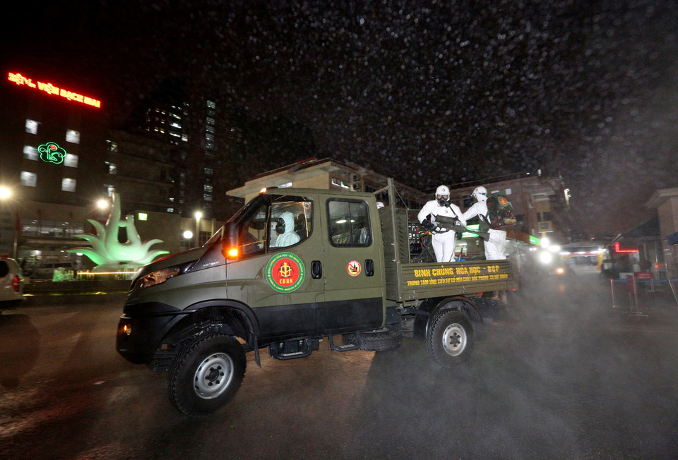  Soldiers of the Defence Ministry’s arm of chemical warfare disinfect the whole Bach Mai Hospital, an outbreak hotspot with dozens of COVID-19 patients, on the evening of March 28. (Photo: VNA)