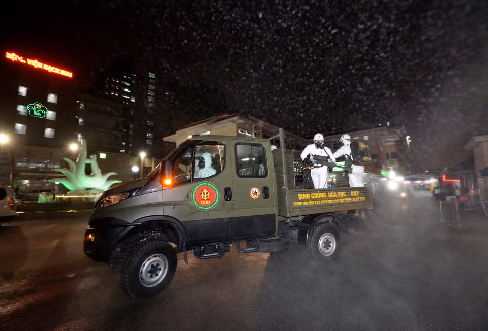  Soldiers of the Defence Ministry’s arm of chemical warfare disinfect the whole Bach Mai Hospital, an outbreak hotspot with dozens of COVID-19 patients, on the evening of March 28. (Photo: VNA)