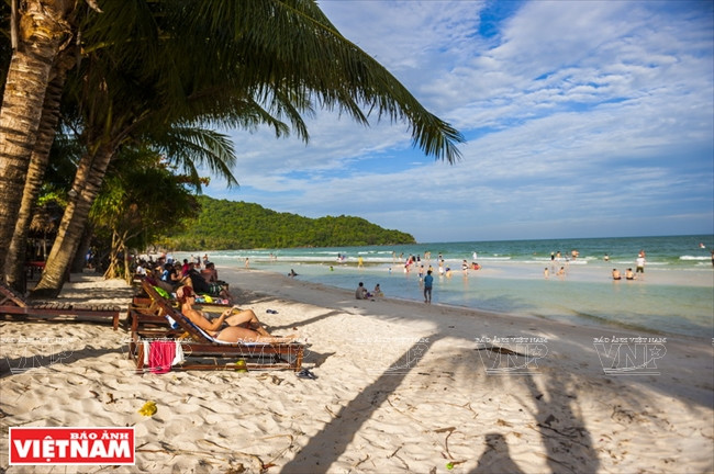 The best experience one can have in Phu Quoc is lying down a bench and watch the sea in peace. Travellers can stroll along the beach and enjoy the moment (Photo: Vietnam Pictorial)