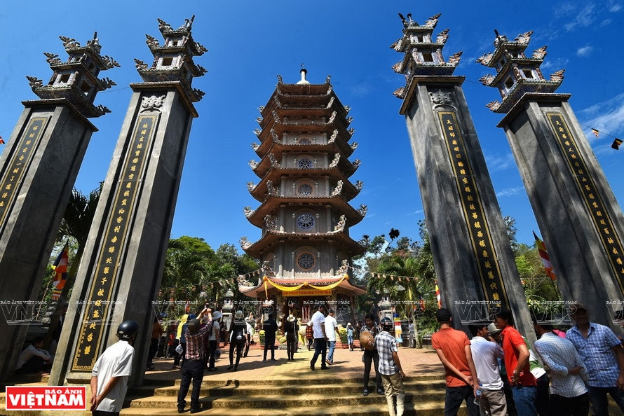 Tourists visit a tower in Thien An pagoda on the top of An mountain. (Photo: VNA)