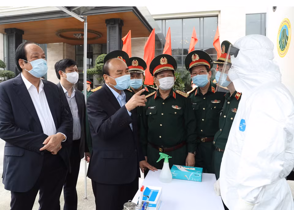 Prime Minister Nguyen Xuan Phuc visits and checks the COVID-19 epidemic prevention and control implemented by the Ministry of Defense on the afternoon of March 22, 2020. (Photo: VNA)