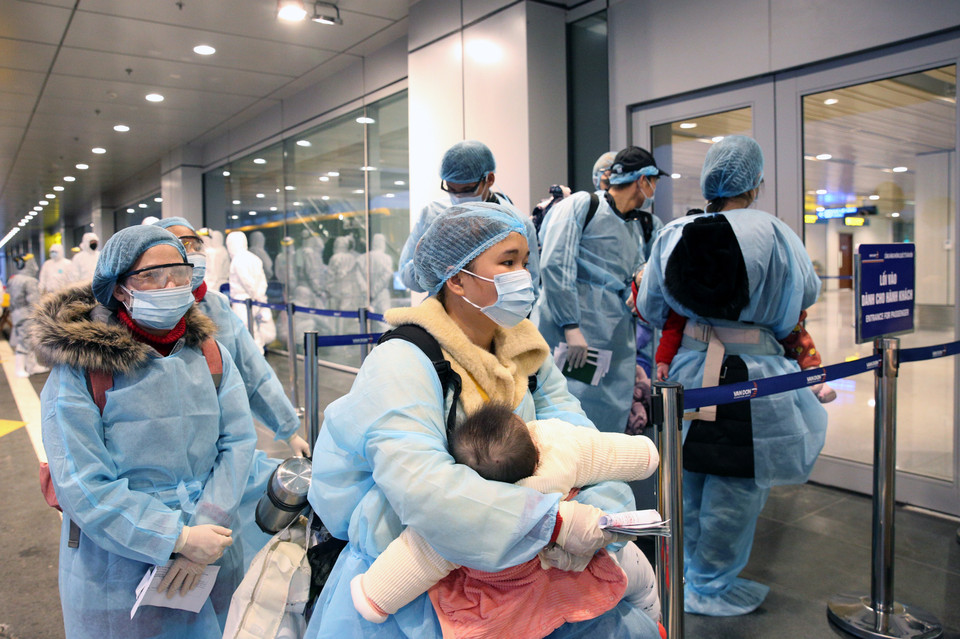 Flight VN68 lands at Van Don International Airport, Quang Ninh province at 05h04 on Febuary 10, 2020, bringing more than 30 Vietnamese citizens back from Wuhan, China. Vietnam is the first country to bring back its citizens from the epidemic epicentre. (Photo: VNA)