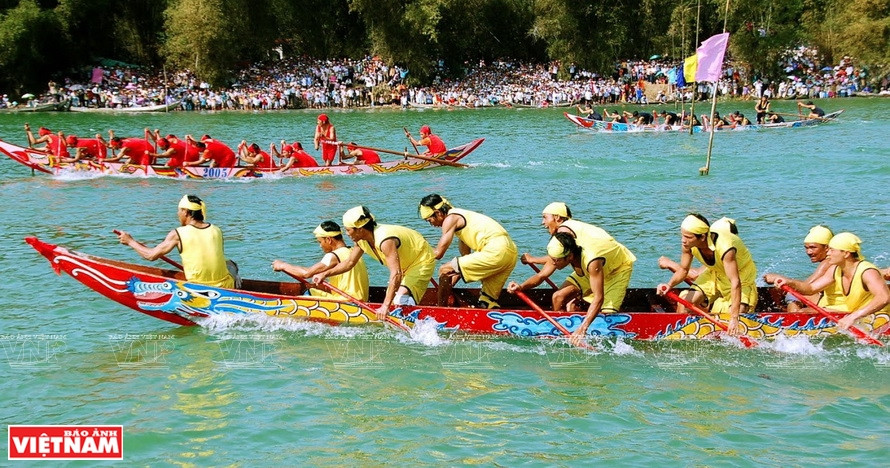 Traditional boat racing takes place on Tra Khuc River, which runs through Tinh Long commune, Quang Ngai city. (Photo: VNA).