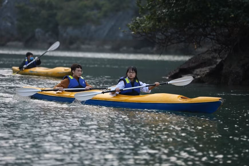 Tourists go kayaking to explore Lan Ha Bay. (Photo: Vietnamplus)