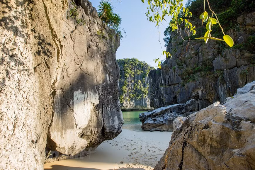 Small islands still retain untouched and pristine beauty. (Photo: Vietnamplus)