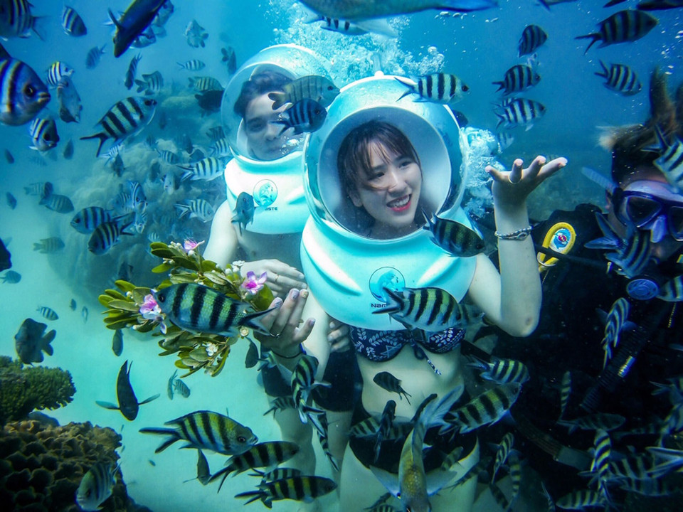 Tourists enjoy watching coral reef and marine creatures (Photo: VNA)