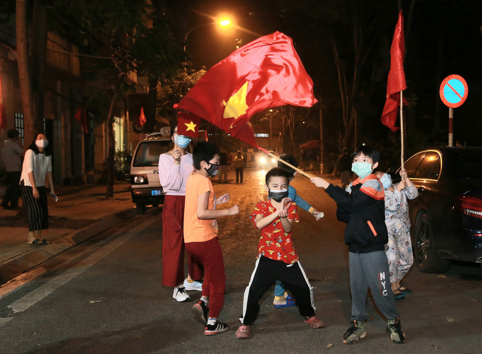 Children in Truc Bach street, Ba Dinh district (Hanoi), celebrate the finish of the social distancing period. (Photo: VNA)