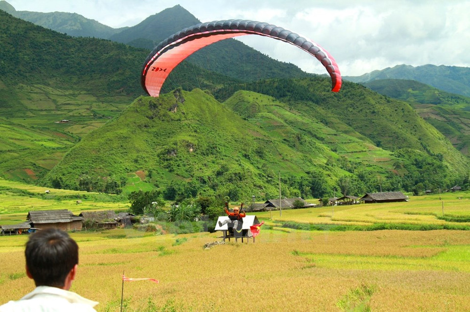 The Paragliding Festival is a highlight of the Cultural Tourism Week of Mu Cang Chai terraced rice fields 2015 (Photo: VNA)