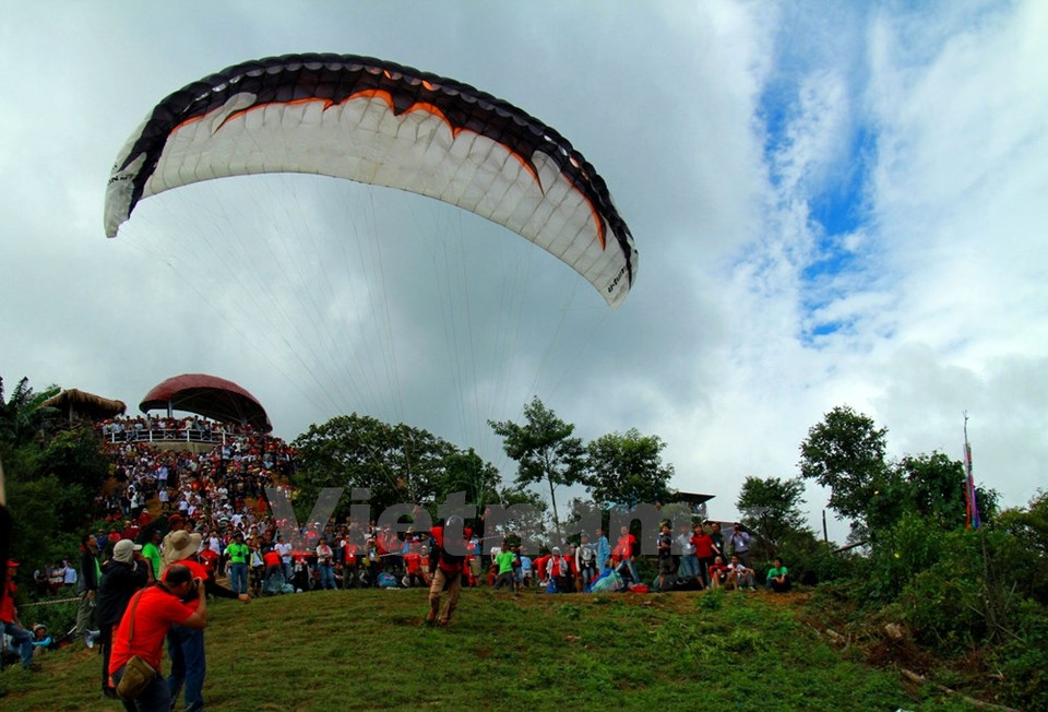 Khau Pha Pass, about 1,200 metres above sea level, provides a breathtaking view of stunning natural scenery. (Photo: VNA)