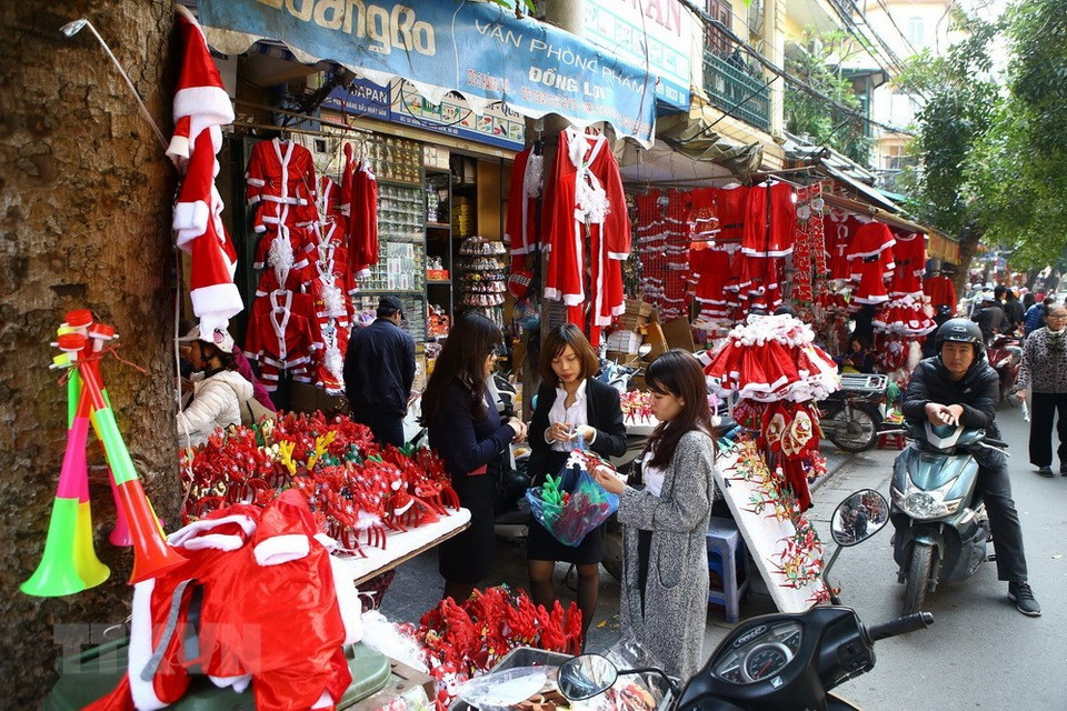 Santa Clause costumes are always among best-selling products for Christmas (Photo: VNA)