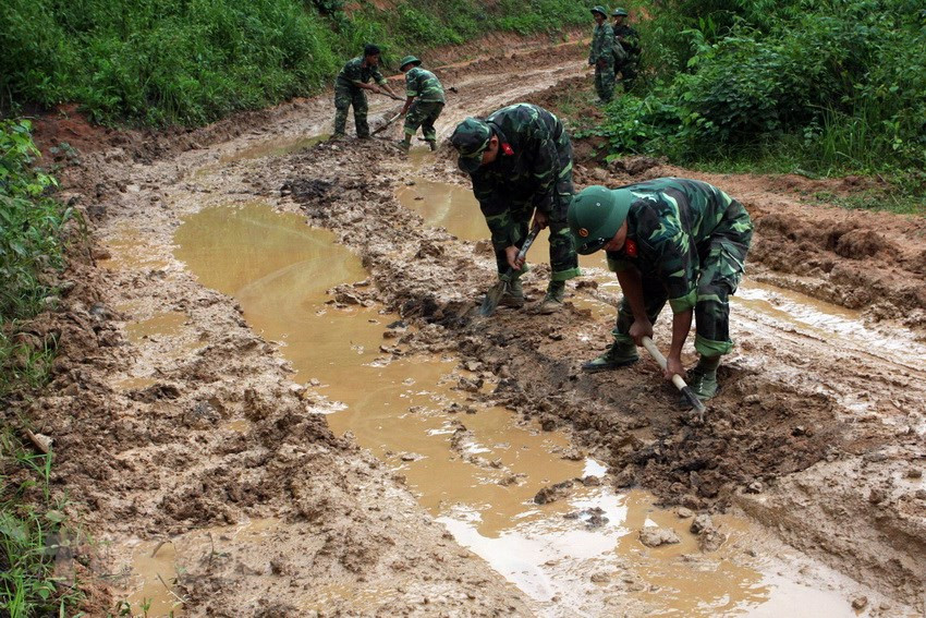 Officers under Regiment 24 – Dak To, Division 10, Corps 3 assist residents in road repairing in Long Tro village, Van Xuoi commune, Tu Mo Rong district, Kon Tum province (Photo: VNA)