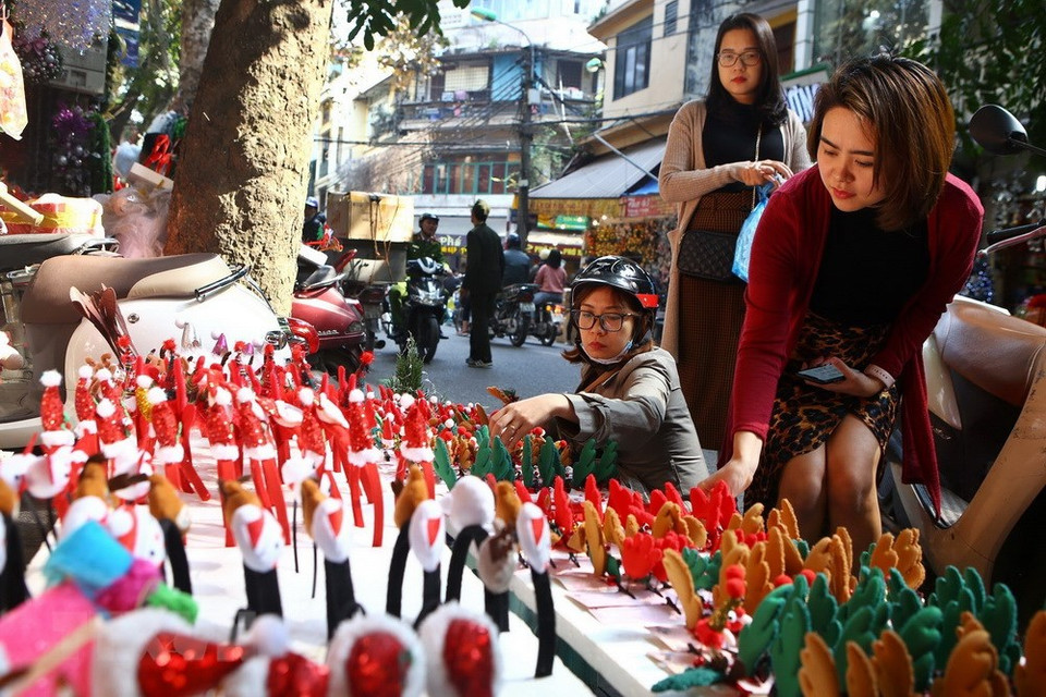 Customers are busy choosing their favourite decorations for the upcoming festive season (Photo: VNA)