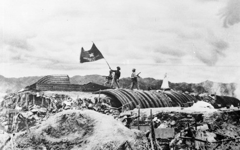Vietnamese People’s Army fly the national red flag above the De Casties’ redoubt on May 7, 1954 ending the long resistance war against the French (Photo: VNA)