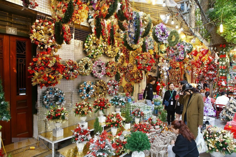 Christmas is coming to town and the capital city is covered with sparkling and splendid Christmas decorations (Photo: VNA)