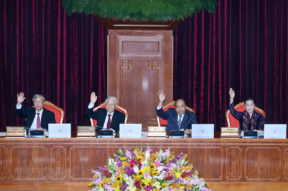 Party and State leaders vote for the ninth session’s agenda (Photo: VNA)