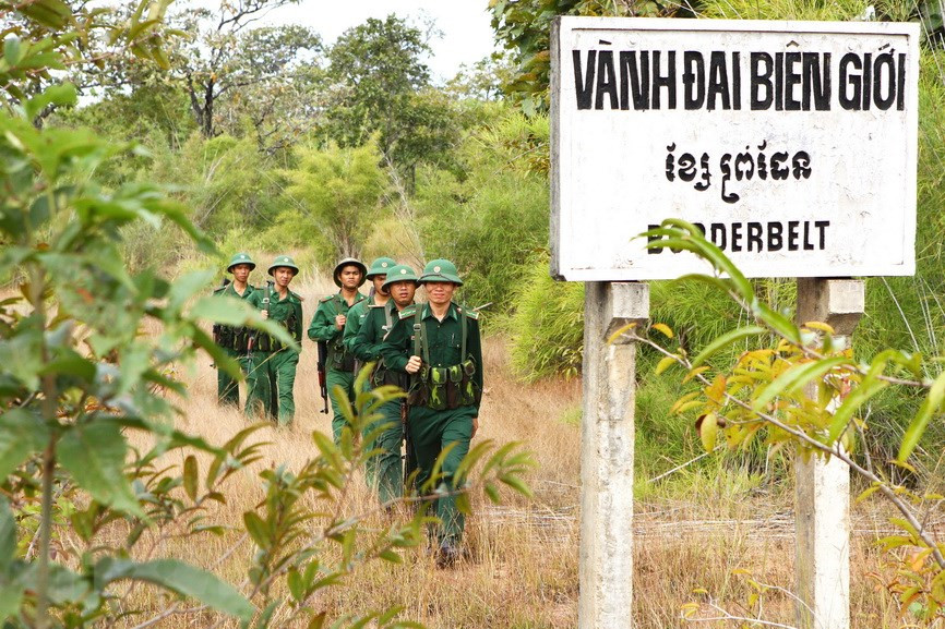 Soldiers at Ia R’ Border Station carry out a patrol along the border belt between Vietnam’s Dak Lak province and Cambodia’s Mondulkiri province (Photo: VNA)