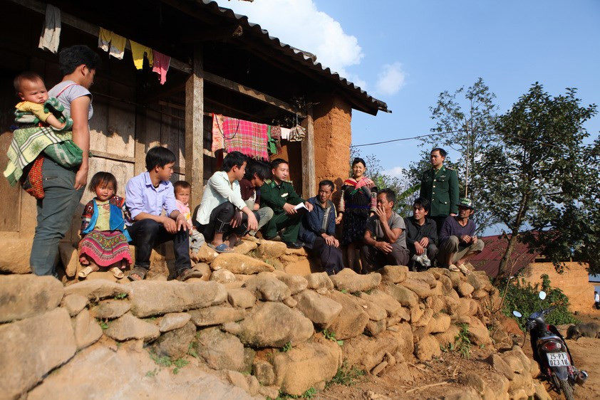 Soldiers at Dao San Border Station hold dialogues to introduce the Party’s directions and guidelines as well as measures against social vices and diseases to people at Seng Sang A village, Dao San commune, Phong Tho district, Lai Chau province (Photo: VNA)