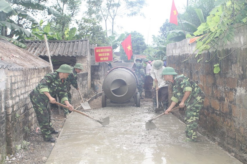 Soldiers and officers of Artillery Brigade 241 (Corps 1) build roads to help local people develop new-style rural area model in Xanh hamlet, Quynh Luu commune, Nho Quan district, Ninh Binh province (Photo: VNA)
