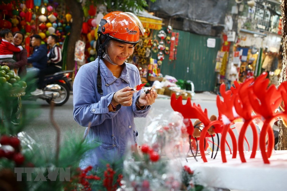 Customers are busy choosing their favourite decorations for the upcoming festive season (Photo: VNA)