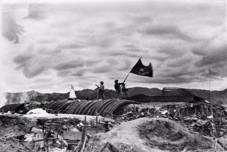 The anti-aircraft artillery promotes its power, creating great problems for the French Army. On May 7, 1954, the historic Dien Bien Phu campaign successfully ends, with all enemy bases being destroyed. (Photo: VNA files)