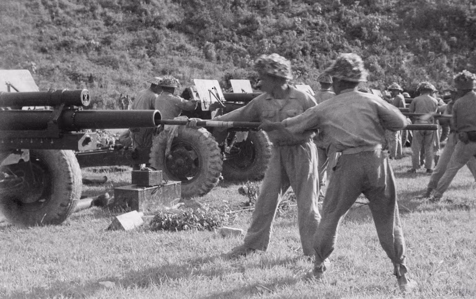 Artillery soldiers ready to fire shells. (Photo: VNA files)