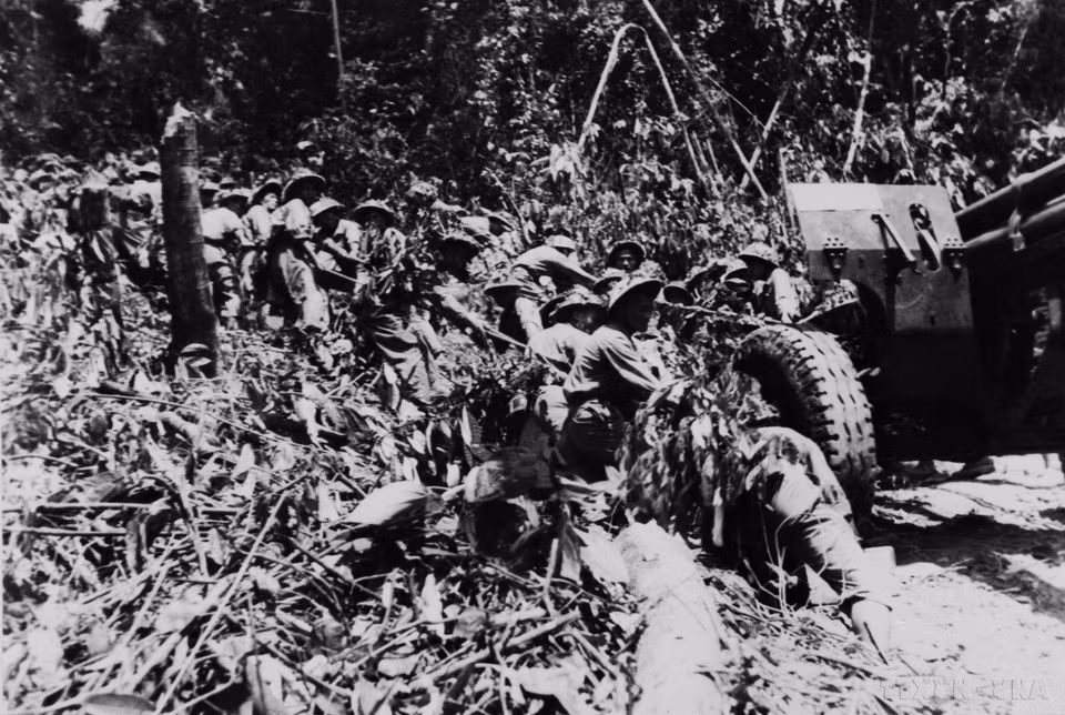 Artillery soldiers overcome numerous difficulties to pull several-tonne cannons to the battlefield. (Photo: VNA files)