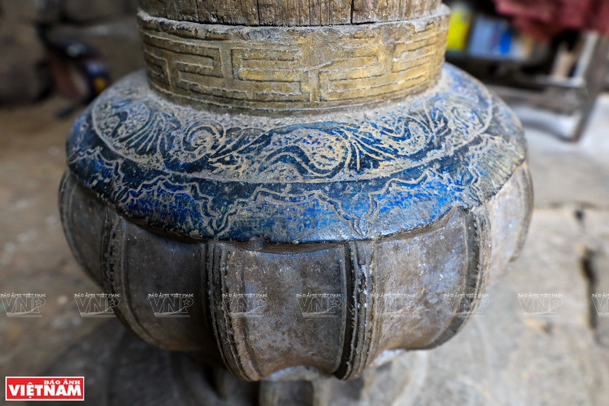 The pillars are chiseled, carved and colored carefully. (Photo: VNP)