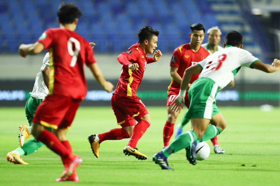 Nguyen Quang Hai in a fight for the ball during the match (Photo: VNA)