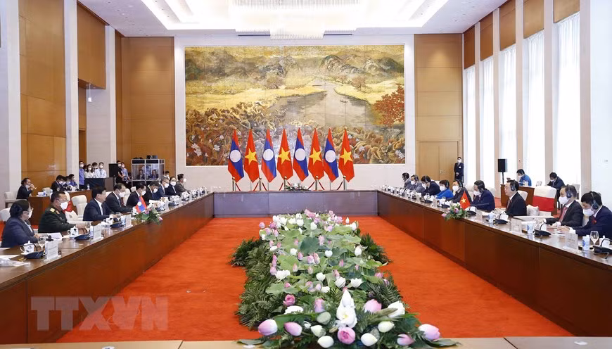 National Assembly Chairman Vuong Dinh Hue meets with LPRP General Secretary andPresident of Laos Thongloun Sisoulith. (Photo: VNA)