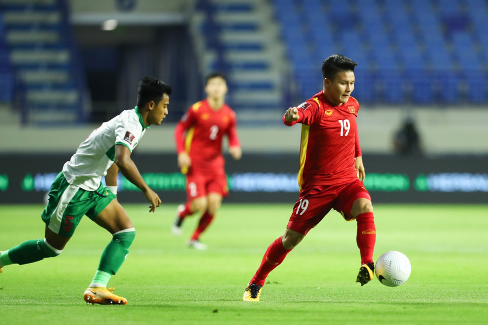 Midfielder Nguyen Quang Hai plays against Indonesian defenders (Photo: VNA)