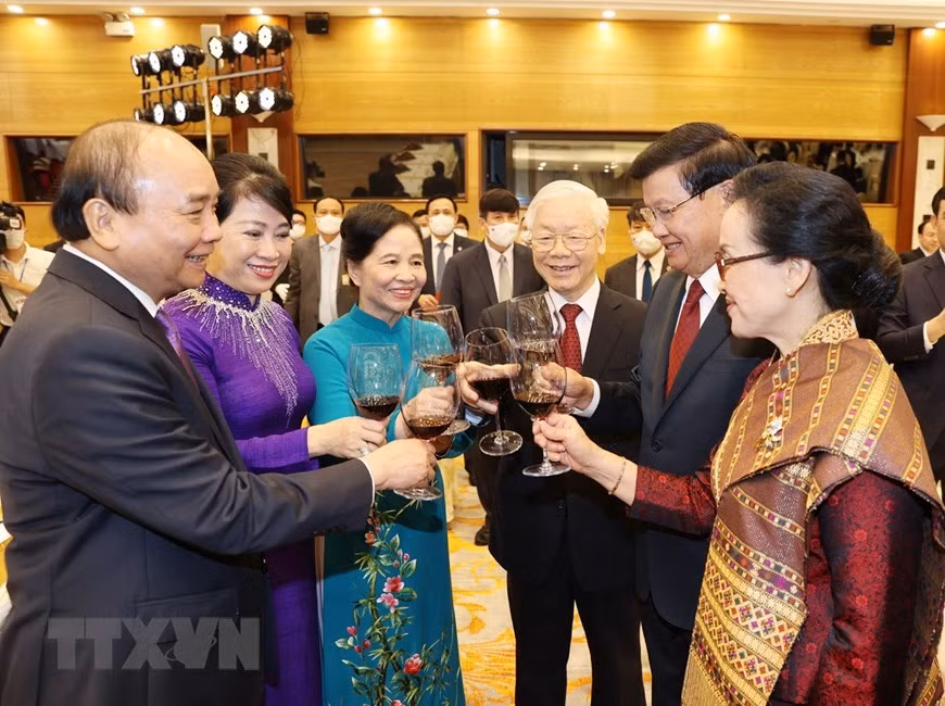 Party General Secretary Nguyen Phu Trong, State President Nguyen Xuan Phuc, LPRP General Secretary and President of Laos Thongloun Sisoulith and their spouses toast the special solidarity and friendship between Vietnam and Laos. (Photo: VNA)