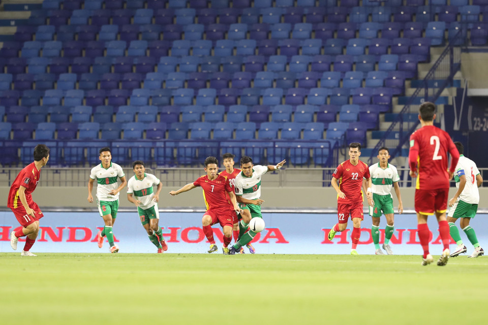 Hong Duy (No.7) in a fight for the ball during the match (Photo: VNA)