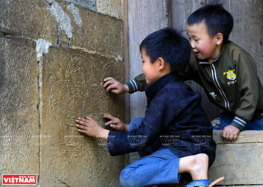 Poppy flower patterns can be seen all around the house on both wood and stone. (Photo: VNP)