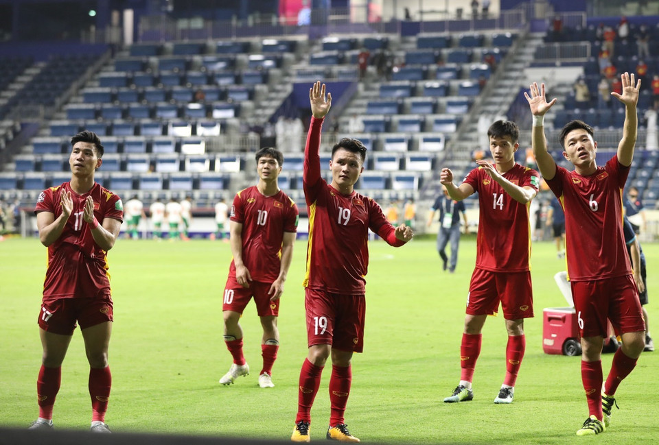 The Vietnamese footballers celebrate their victory against Indonesia and thank fans after the match. (Photo: VNA)