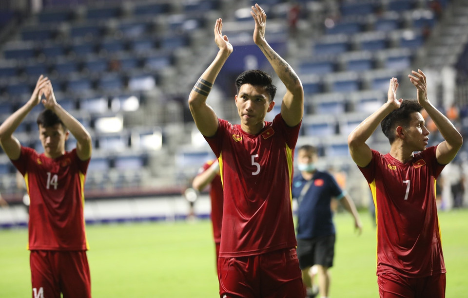 The Vietnamese footballers celebrate their victory against Indonesia and thank fans after the match. (Photo: VNA)