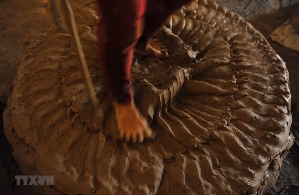 Even the simple step like making clay requires workers to have meticulousy, skilfulness, good observation and creativity (Photo: VNA)