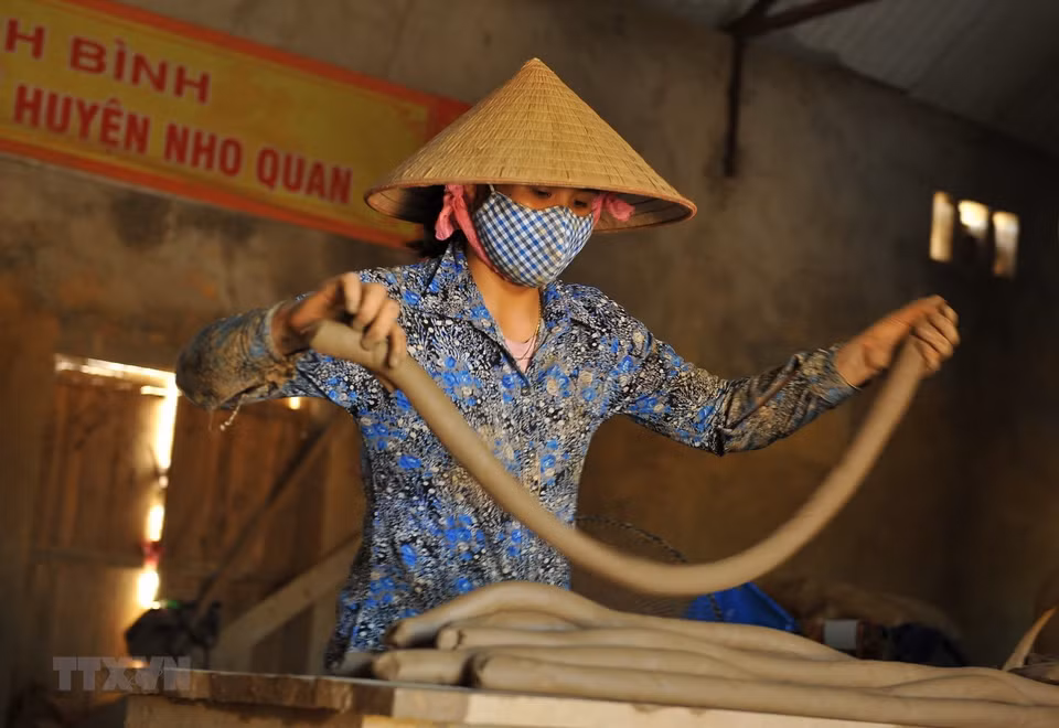 Gia Thuy pottery is made from yellow-brown clay, which is only available in the village. This type of clay has high adhesion, smoothness and good heat resistance (Photo: VNA)