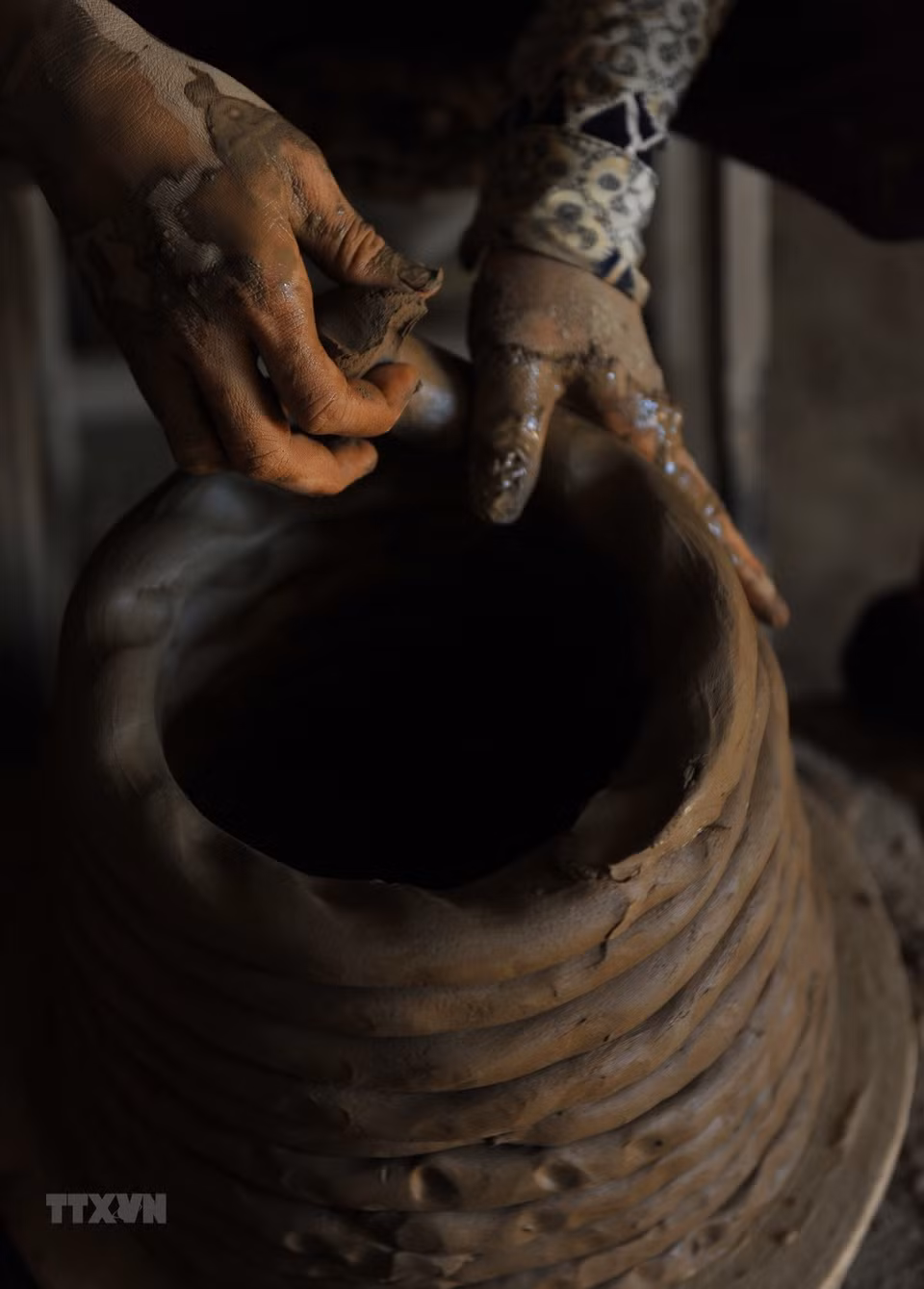 Through skillful hands of the potters, the clay was shaped into the object that they imagined (Photo: VNA)