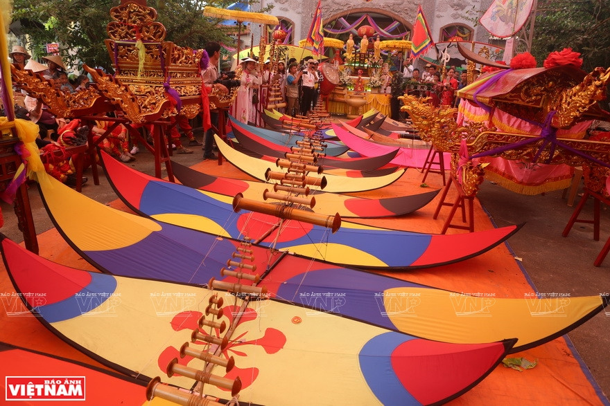 Hanoi kite club brings to the competition eye-catching flute kites (Photo: VNA) 
