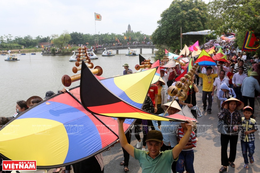 Kite procession before the competition (Photo: VNA)