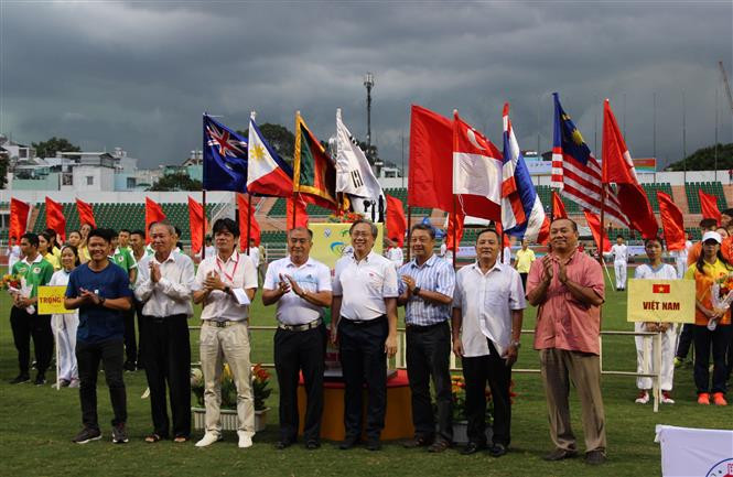 Participating teams presented with insignias (Photo: VNA)