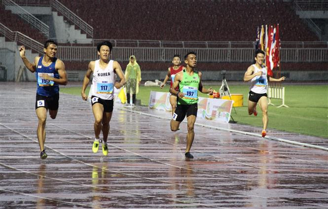 Athletes compete in the men's 100 m semi final (Photo: VNA)