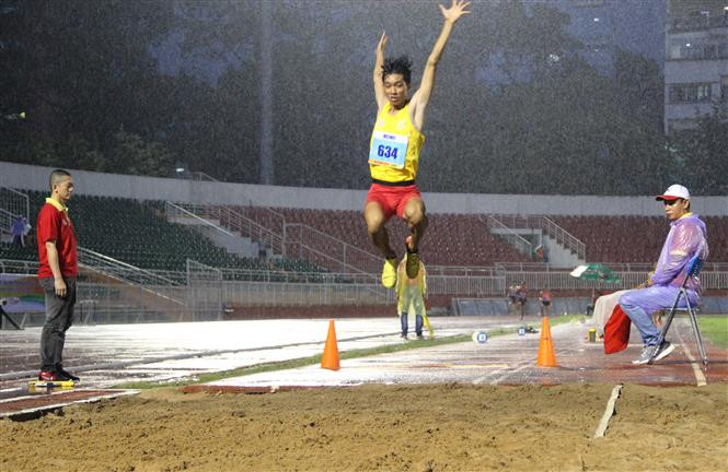 Athletes compete in the men’s long jump final (Photo: VNA)