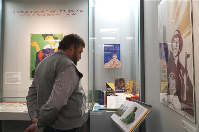 The items displayed include photos, letters among directors from the two countries, notes from the documentary’s music producers and sideline stories of filmmakers (Photo: VNA)