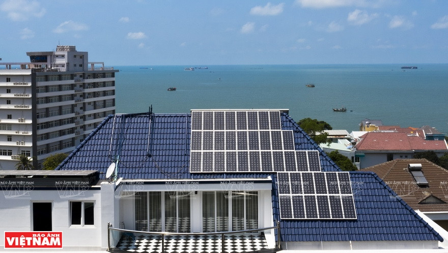 Many households and offices in Vung Tau install solar power systems to reduce the national grid’s load (Photo: VNP/VNA)