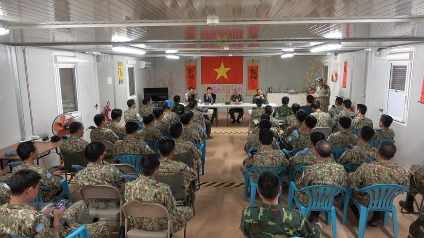Senior Lieutenant General Nguyen Chi Vinh meets with officials and soldiers of Vietnam’s field hospital level 2, No 1 in South Sudan, February 26,2019 (Photo:VNA)