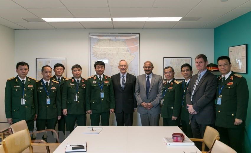 Lieutenant-General Vo Van Tuan, Deputy Chief of the General Staff, Deputy Head of the Ministry of Defense's Committee for Peacekeeping Vietnam works with UN leaders and professional agencies in New York, October 14-16, 2014 (Photo:VNA)