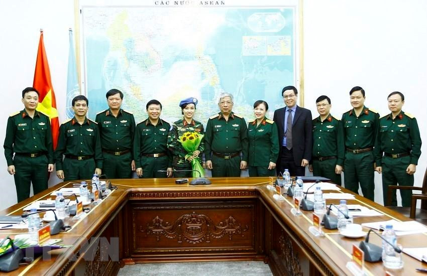Deputy Defence Minister Senior Lieutenant General Nguyen Chi Vinh hands over the President's Decision to Major Do Thi Hang Nga to take part in the UN peacekeeping mission in South Sudan, October 30, 2017, Hanoi (Photo: VNA)