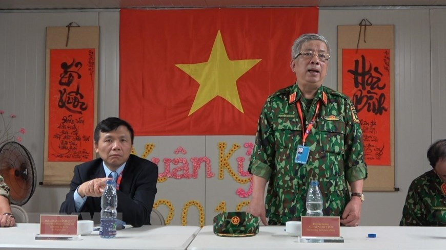 Deputy Defence Minister Senior Lieutenant General Nguyen Chi Vinh meets with officials, soldiers of Vietnam’s field hospital level 2, No 1 in South Sudan, February 2,2019 (Photo:VNA)