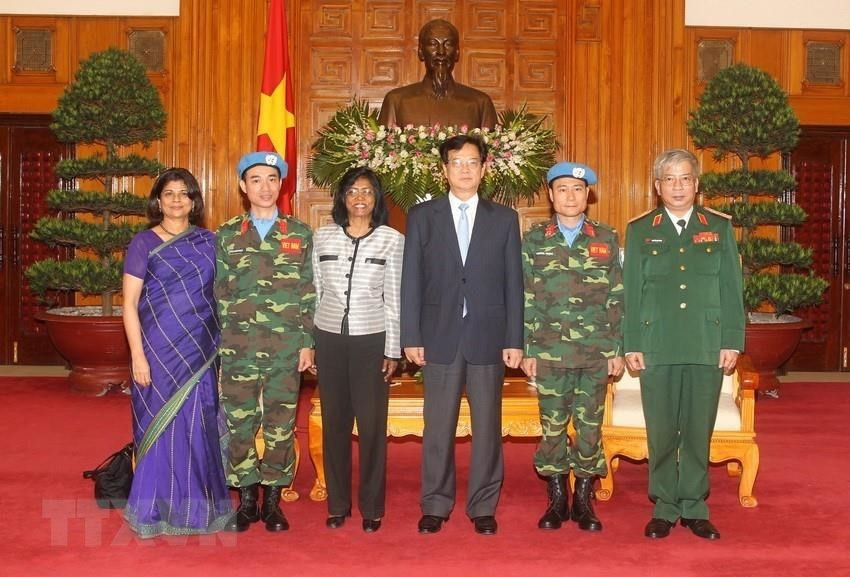 Prime Minister Nguyen Tan Dung, UN Under-Secretary-General Ameerah Haq and two Vietnamese officers preparing to take part in the UN peacekeeping mission, May 27, 2014 (Photo: VNA)